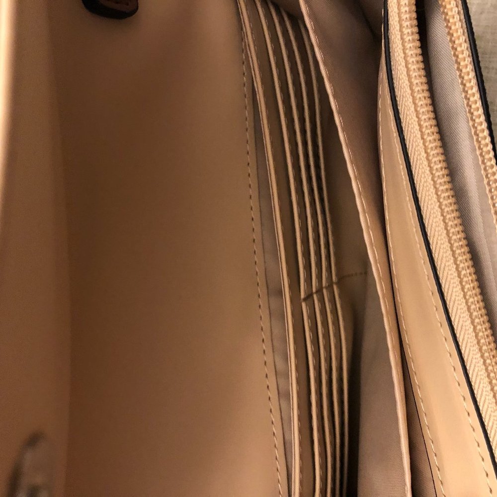 AUTHENTIC & NEW Classic Guess Shoulder/Crossbody Purse. - Picture 7 of 13